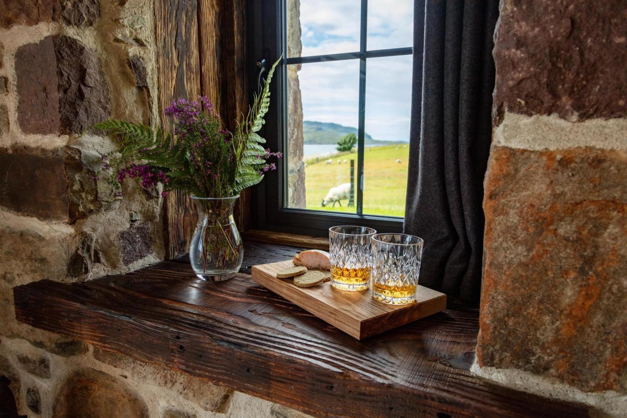 The Wreck - Lochside Cottage Dog Friendly Ullapool Bagian luar foto